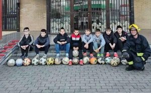 Mali, ali značajan gest: Vatrogasci iz Mostara spasili lopte s krova škole i razveselili mališane