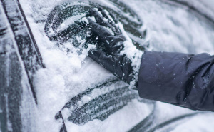 Jednostavan trik za zaleđeno staklo oduševio vozače: Potrebna vam je samo plastična kesa