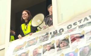 Studentica u suzama na protestu u Novom Pazaru: "Rane nas i dalje bole, nema predaje"