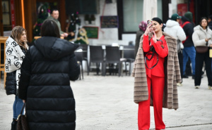 Prohladna nedjelja u Sarajevu ne smeta: Građani koriste slobodno vrijeme za šetnju i kafu