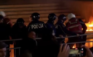 Drama u balkanskoj prijestolnici: Policija napravila kordon, demonstranti bacali molotove koktele