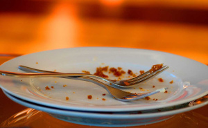 Ne morate bacati novac: Kako izgrebanim tanjirima vratiti stari sjaj?