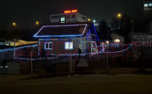 Sretan Božić: Nakon što su izgubili sve u požaru, kuća porodice Ljubas u Zenici obnovljena i okićena