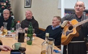 Druženje u Sarajevu uoči Božića: Franjevci i prijatelji zapjevali "S one strane Plive"...