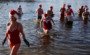 Božićno ludilo: U Berlinu održano kupanje u ledenom jezeru
