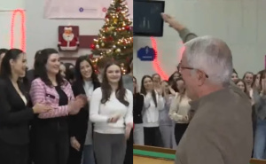 Hodnik škole u Banjoj Luci odjekivao pjesmom: Učenici na dirljiv način ispratili profesora u penziju