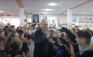 Emotivni video: Nastavnik Sulejman Bijelić ispraćen u penziju nakon 40 godina predanog rada