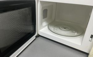 Tajna savršenog mirisa u kuhinji: Kako očistiti mikrovalnu uz pomoć ove voćke?