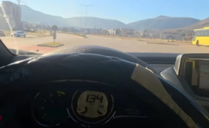 Bahata vožnja u BiH: Djevojka se snimala kako juri automobilom preko 130 km/h gdje je ograničenje 60