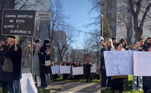 Protesti u Tuzli zbog presude za smrt Ajle Nuhanović: "Časno društvo ne štiti ološe i zločince"