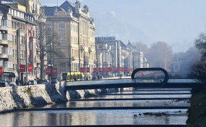 Zrake sunca se probijaju kroz smog u Sarajevu: Građani uživaju na otvorenom unatoč zagađenju