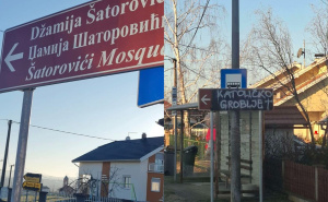 Sraman čin: Oštećen putokaz koji je upućivao na džamiju, preko ispisano "Katoličko groblje"