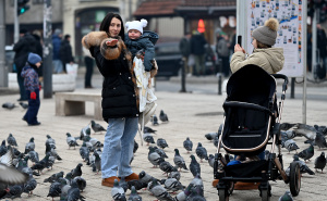 Ulice Sarajeva oživjele uoči Nove godine: Građani i turisti uživaju u šetnji i kafi