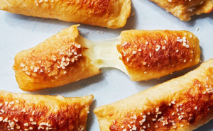 Obogatite novogodišnju trpezu: Recept za ukusne kiflice punjene sirom