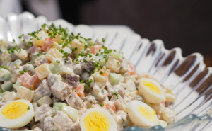 Kraljica novogodišnje trpeze: Ovaj tajni sastojak ruskoj salati daje poseban okus