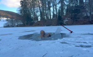 Hrabri Bugojanac jutros se kupao na jezeru na Kupresu: "Nije problem što je -10, al' vjetar ubija"