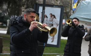 Trubači na ulicama Sarajeva obradovali prolaznike: Raste novogodišnja euforija