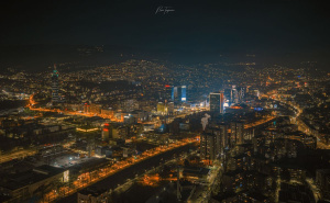 Svjetlost i ljubav koja se osjeti u zraku: Predivni kadrovi Sarajeva u novogodišnjoj noći