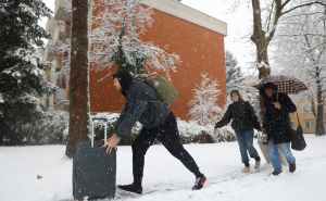 Snježna nedjelja u Sarajevu: Na ulice izlaze samo oni koji moraju