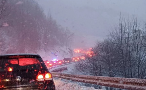 Bradina zatrpana snijegom: Teretna vozila ne mogu, kolone prema Sarajevu se formiraju