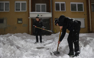 Snježna noć u Sarajevu: Pogledajte kakvo je stanje na ulicama večeras, građani sami čiste snijeg