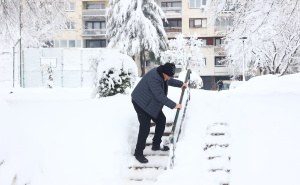 Dobrinja pod snijegom: Građani primorani hodati cestom, trotoari i stajališta zatrpani