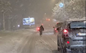 Muškarac skijao glavnom saobraćajnicom u Sarajevu: Kažnjen je!