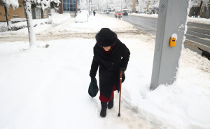 Snijeg i led na trotoarima otežavaju kretanje, posebno starijim građanima Sarajeva