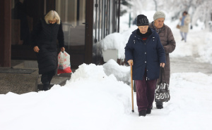 Snijeg u Sarajevu: Ulice neočišćene, ulazak i izlazak iz tramvaja je pravi izazov - pogledajte video