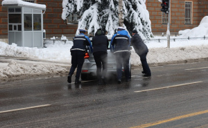 Policajci u Sarajevu pomažu građanima: Gurali automobil u centru grada, oglasio se Katica