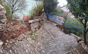 Obilne kiše u Mostaru: Urušio se zid oko džamije stare više od 400 godina