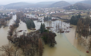 Prizori iz zraka otkrivaju posljedice izlijevanja rijeke Bune: Ugrožene kuće i prekinut saobraćaj