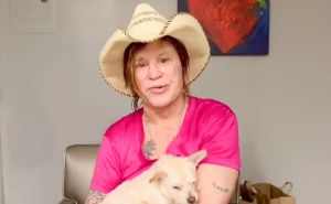 Mickey Rourke bijesan zbog kampanje za pomoć: "Ponižavajuće je. To nisam ja"