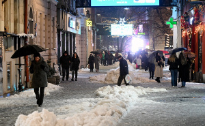 Ledena kiša i neočišćena šetališta: Građani Sarajeva u večernjoj šetnji uprkos vremenskim uslovima