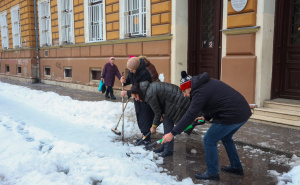 Za primjer: Uposlenici čiste snijeg ispred škola u KS, i roditelji pritekli u pomoć