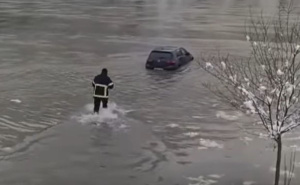 Oglasio se vatrogasac Rade koji je ušao u ledenu Drinu i izvukao automobil: "Nisam uopće razmišljao"