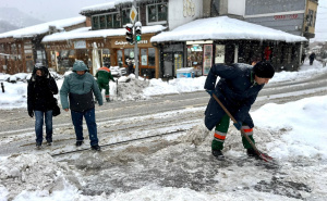 Jutarnja borba sa snijegom: Sarajlije i radnici marljivo čiste Baščaršiju dok pahulje i dalje padaju