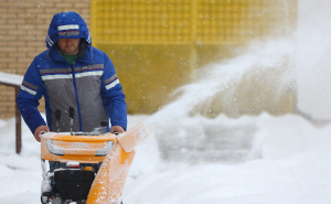 Za sve postoji rješenje: Motornim čistačem uklanjao snijeg u krugu škole na Dobrinji