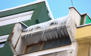 Opasnost na ulicama Sarajeva: Ledenice vise s krovova i oluka, budite oprezni