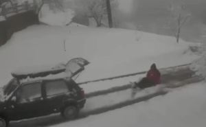 Hit snimak iz BiH: Pogledajte kako Bosanci čiste snijeg sa ceste - "Balkan inžinjering"