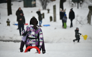 Radost ispunila Veliki park u Sarajevu: Mališani napravili improvizovanu stazu za sankanje
