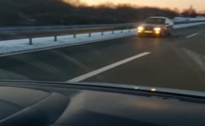 Snimak sa autoputa u BiH: Automobil vozi u pogrešnom smjeru
