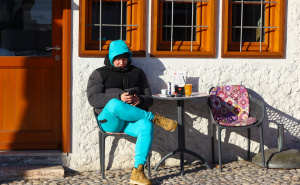 Prošetajte s nama sarajevskim ulicama: "Zubato" sunce, poledica, a najhrabriji u baštama piju čaj