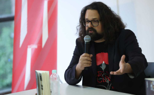 Nikolaidis o romanu 'Safari u Sarajevu': "Glavni likovi su Vučić i Šešelj, a Dodik snosi posljedice"