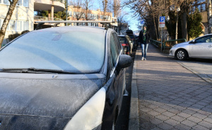 Brzo i efikasno čišćenje prozora na automobilu: Sve što vam treba je plastična vrećica