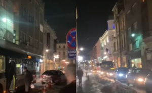 Bahatosti nema kraja: Nepropisno parkiranim BMW-om blokirao saobraćaj i autobuse u centru Sarajeva