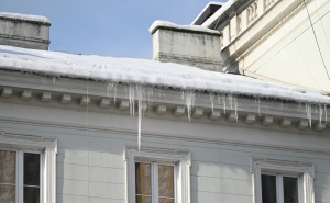 Ice age Sarajevo i svakodnevna opasnost: Klizavi trotoari, a sa krovova - ledenice i teški snijeg