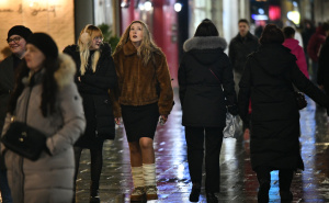 Predah od snijega i minusa: Građani Sarajeva uživali u večernjoj šetnji gradom