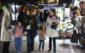Uprkos zagađenom zraku: Građani i turisti u večernjoj šetnji Sarajevom