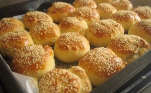 Umijesite i stavite u rernu odmah: Pogačice sa sirom bez kvasca i čekanja